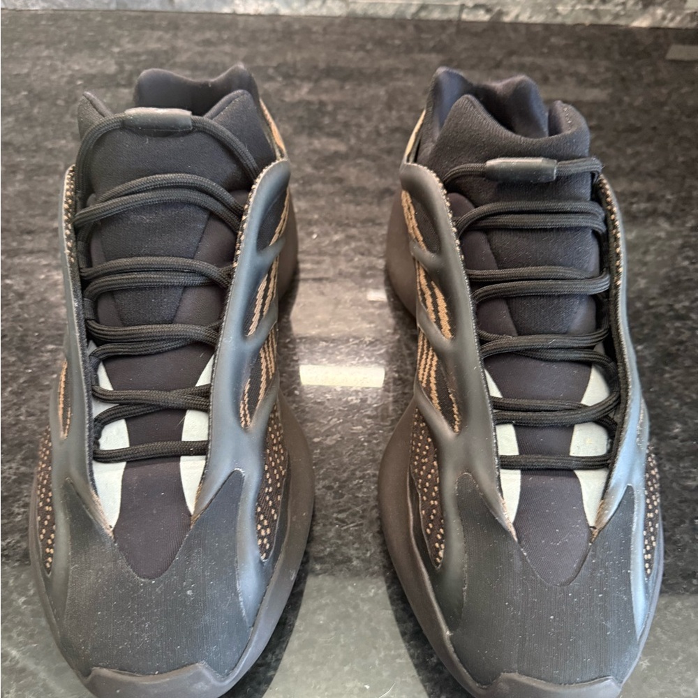 Adidas Yeezy 700 black & gold